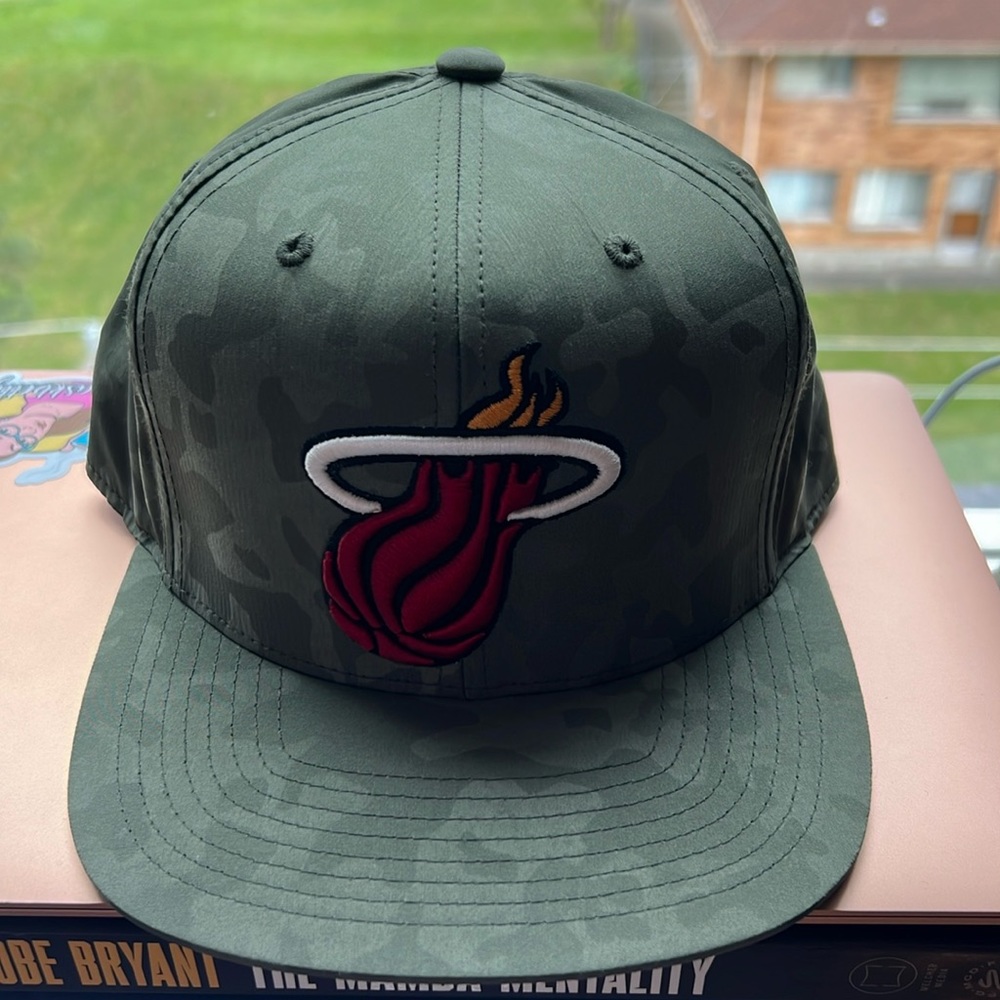 Miami Heat “Green Camo” Mitchell & Ness Official Hat 7 1/4 Excellent Condition